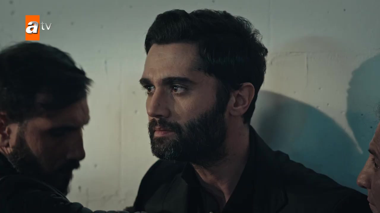 Кадры из сериала Мафия не может править миром (2015)