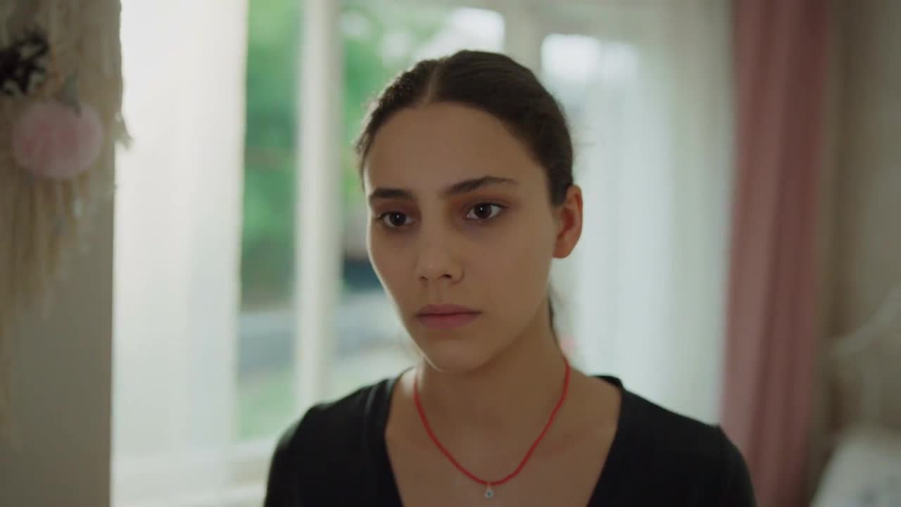 Кадры из сериала Эта девушка 1 серия 1 сезон (2022)