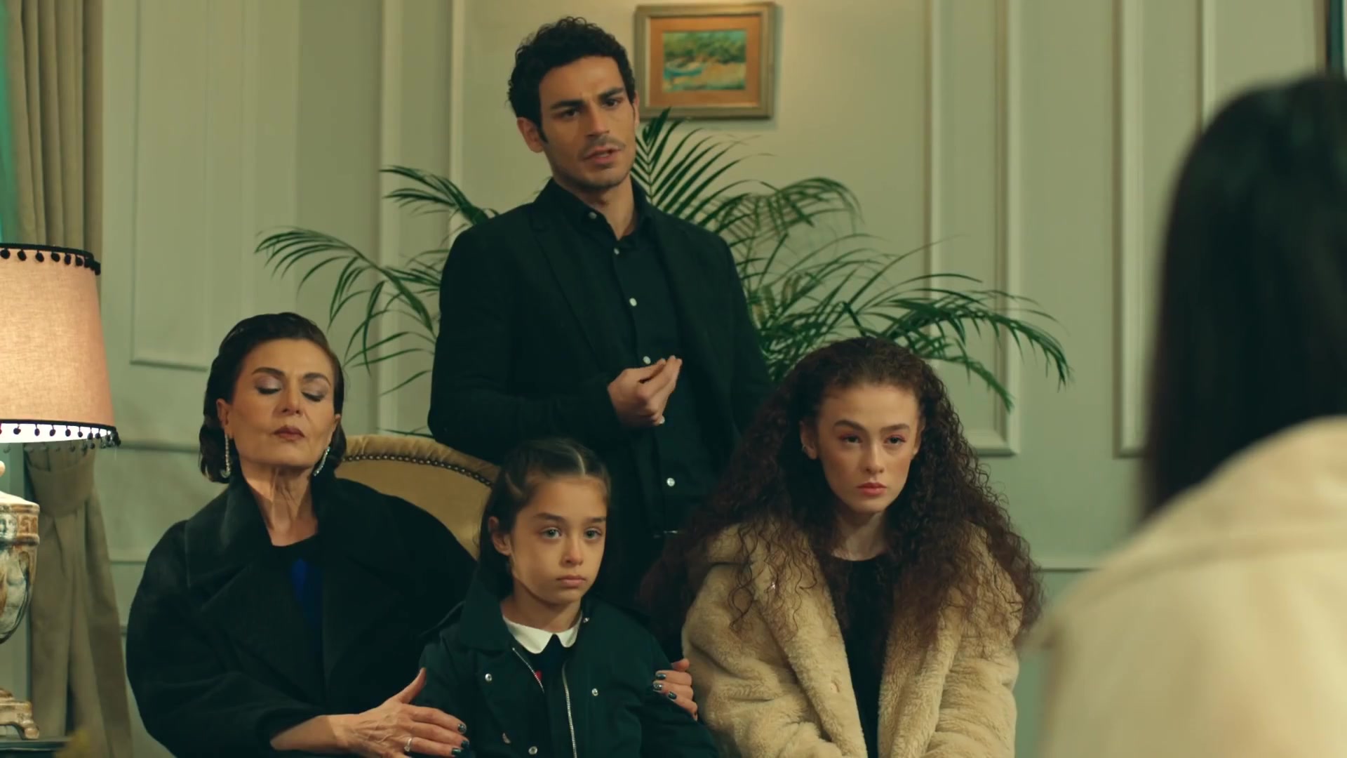 Кадры из сериала Скрывая нашу маму (2021)