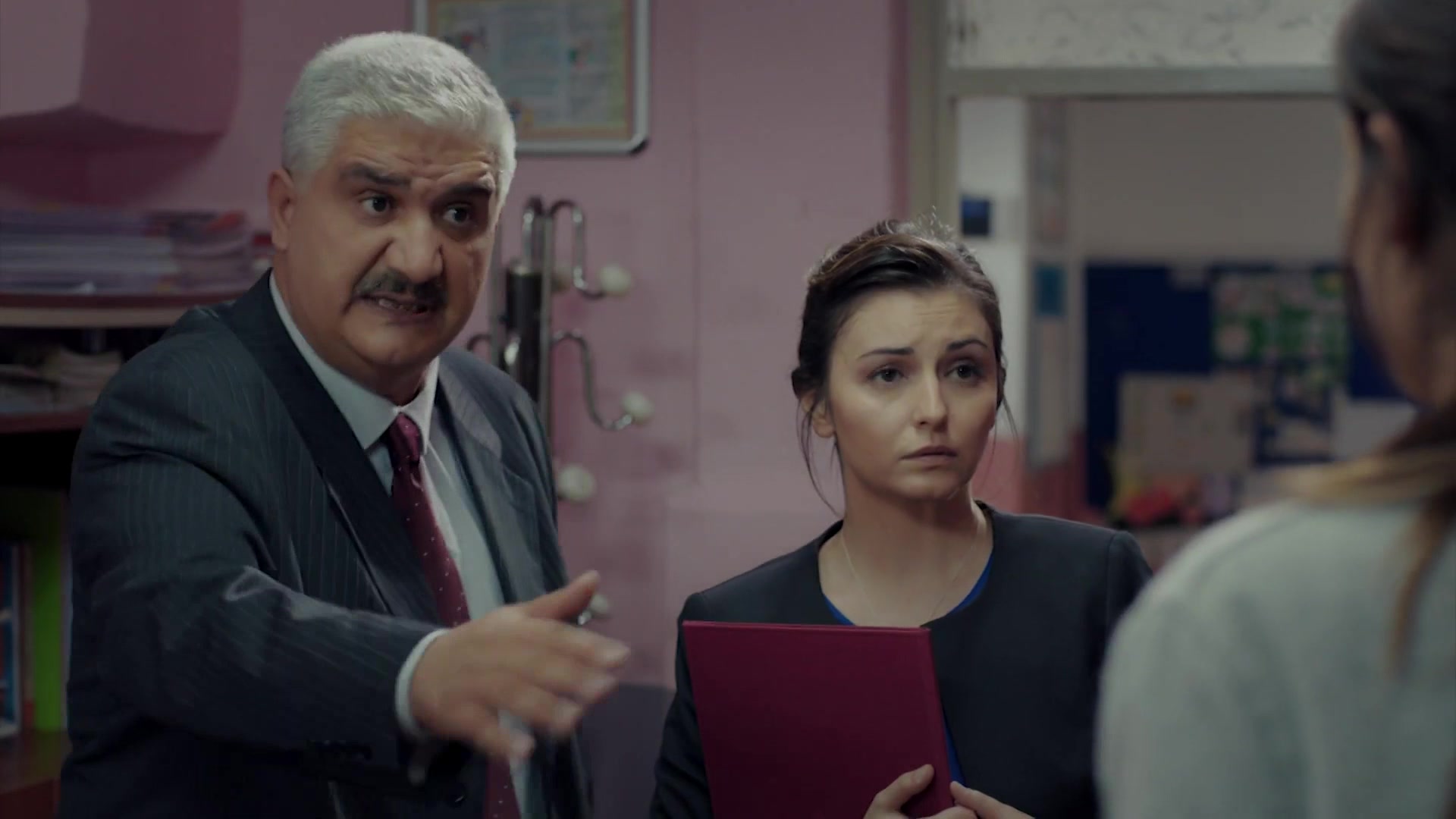 Кадры из сериала Мама (2016)