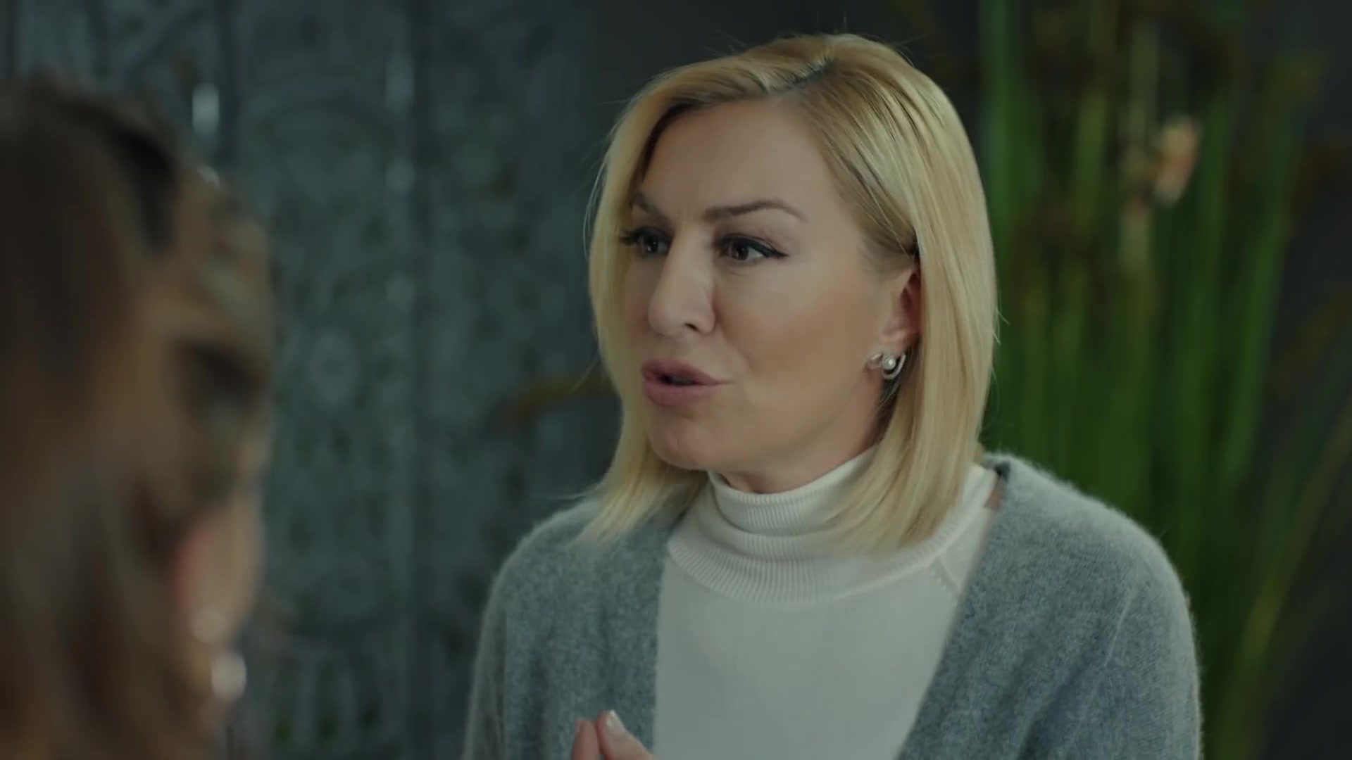 Кадры из сериала Мама (2016)